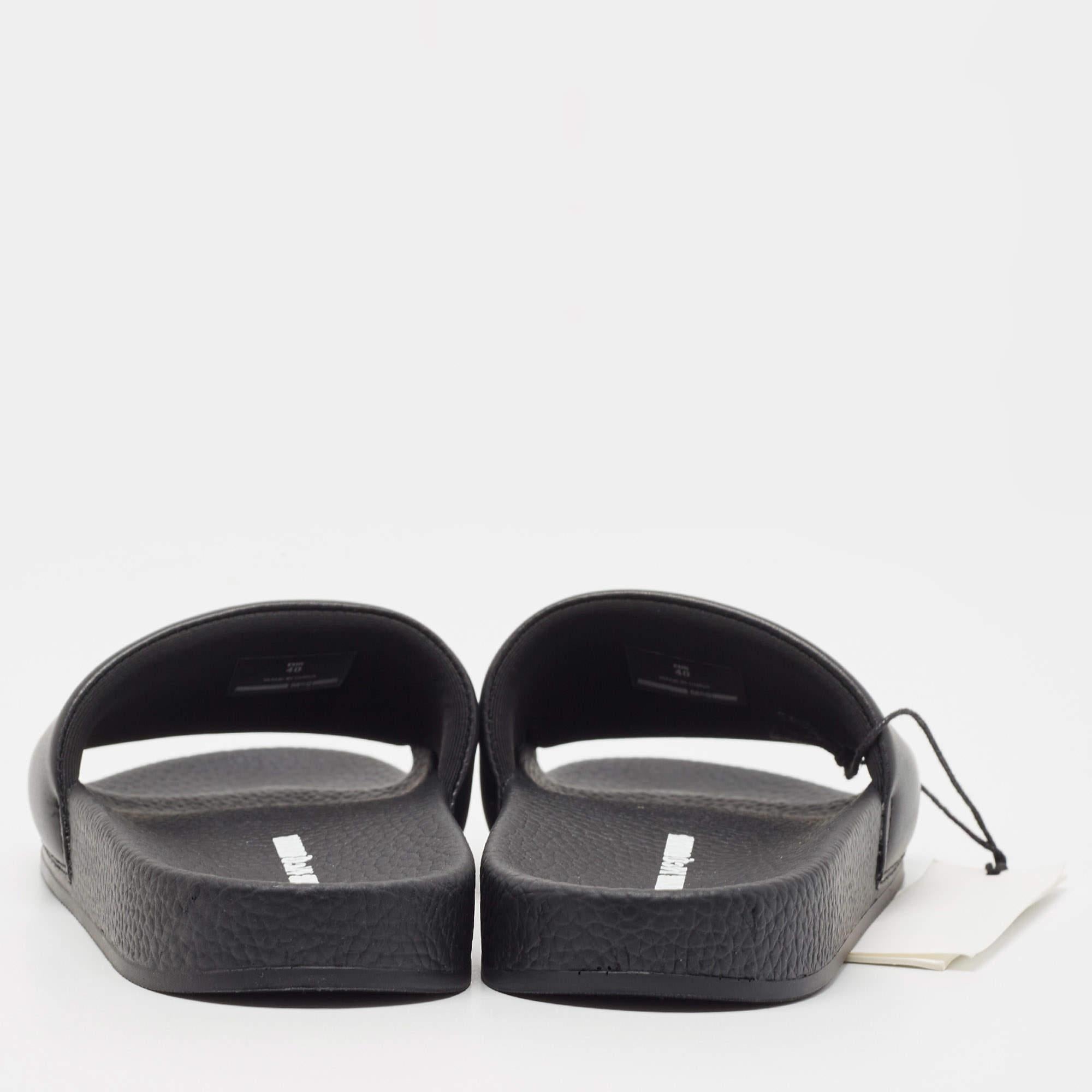 McQ by Alexander McQueen Black Leather and Rubber Logo Pool Slides Size 40 For Sale 1