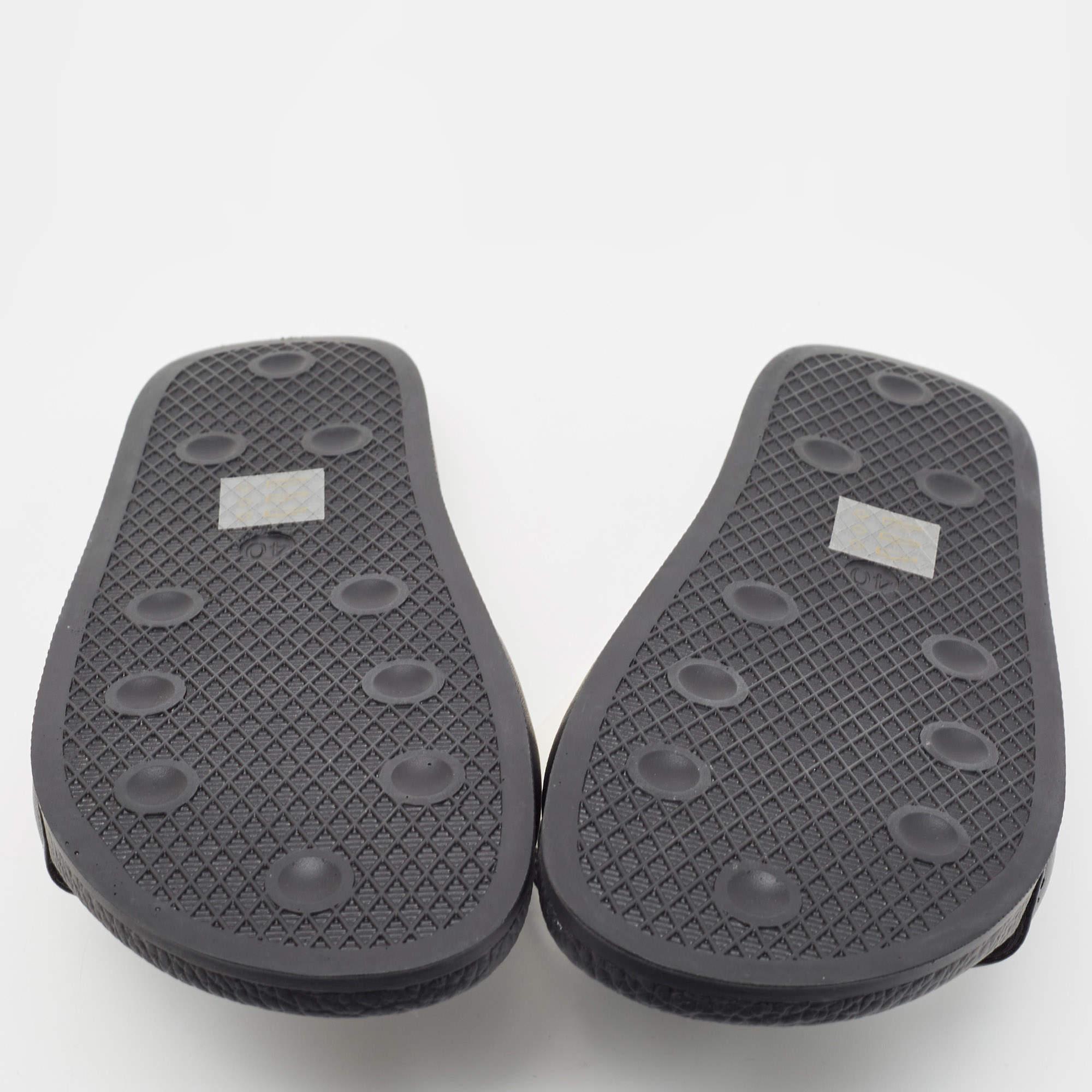 McQ by Alexander McQueen Black Leather and Rubber Logo Pool Slides Size 40 For Sale 2