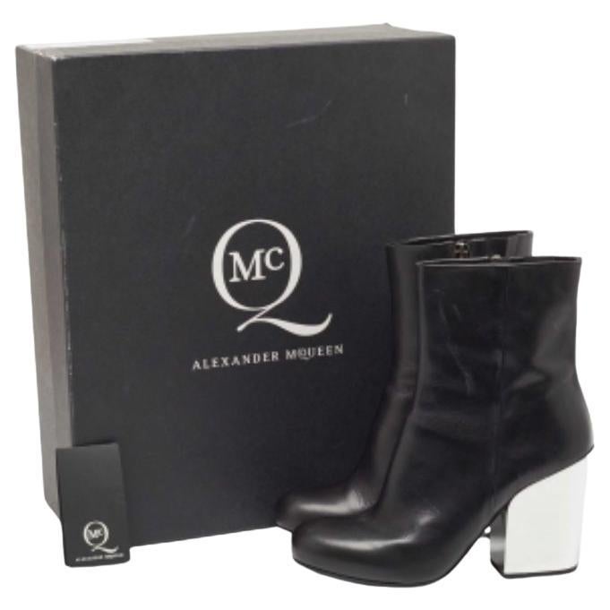 Godetevi le giornate più alla moda con questi stivali alla moda. Moderni nel design e nella manifattura, sono realizzati per mantenervi comodi e chic!