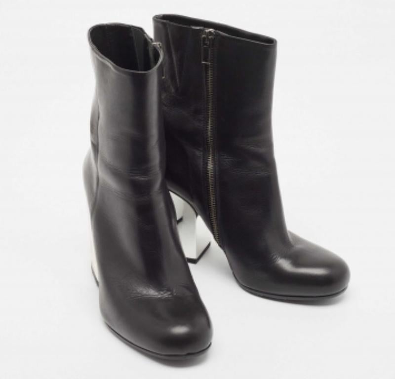 McQ by Alexander McQueen Stivali alla caviglia in pelle nera Geffrye Taglia 39 In condizioni buone in vendita a Dubai, Al Qouz 2