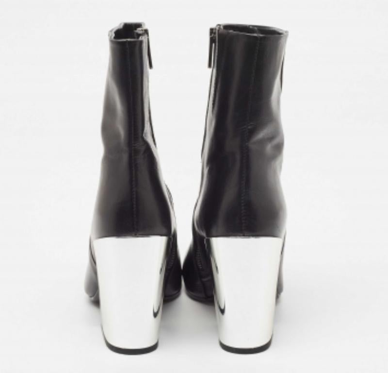 McQ by Alexander McQueen Stivali alla caviglia in pelle nera Geffrye Taglia 39 in vendita 1
