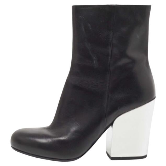 McQ by Alexander McQueen Stivali alla caviglia in pelle nera Geffrye Taglia 39 in vendita
