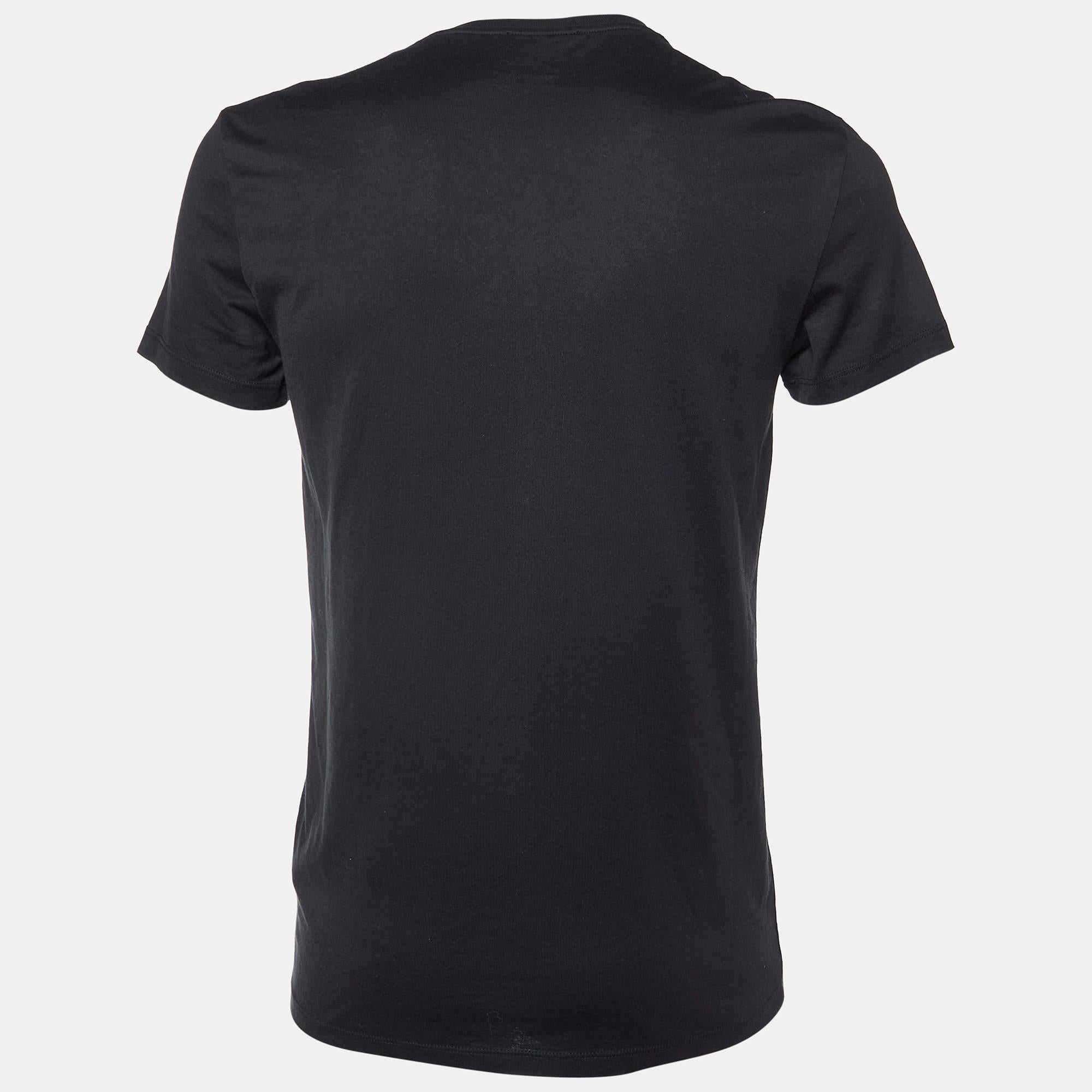 Perfect for casual outings or errands this T shirt is the best piece to feel comfortable and stylish in. It flaunts a catchy shade and a relaxed fit.