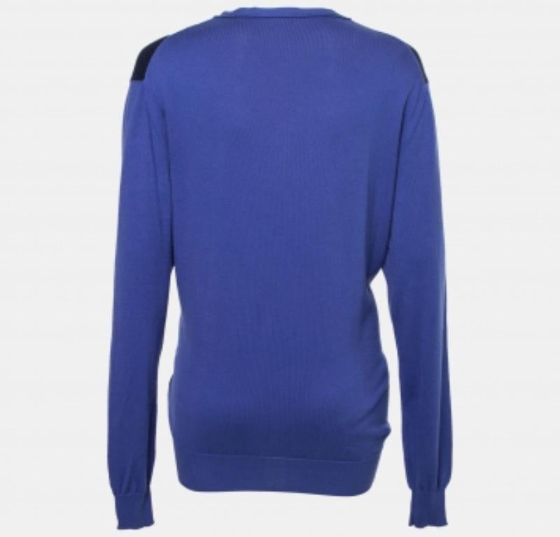 Diese Strickjacke von McQ by Alexander McQueen ist die beste Wahl, um im Winter stilvoll auszusehen. Es ist aus blauem Strick gefertigt, der durch eine Knopfleiste und lange Ärmel ergänzt wird. Diese Kreation ist wirklich eine bewundernswerte Wahl.