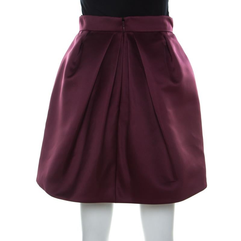 McQ by Alexander McQueen brings you this skirt that is well-made and high in style. It comes expertly tailored into a gorgeous shape and detailed with zip accents on the front and a zip closure at the back. You can wear it with a simple blouse and a