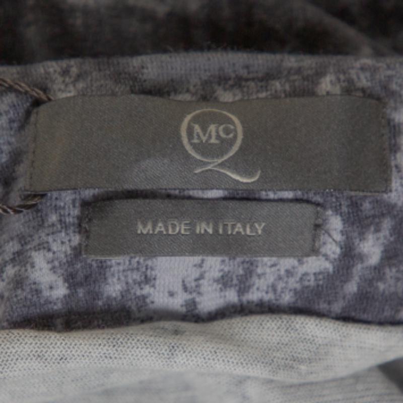 Cette magnifique robe de McQ by Alexander McQueen est indispensable pour les jours où vous souhaitez être à la fois décontractée et élégante. Cette robe à capuche aux imprimés graphites offre une coupe confortable. Associez-la à des chaussures à la