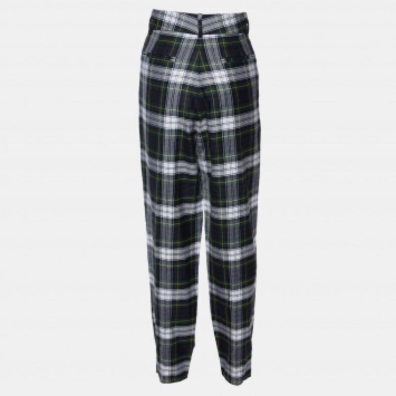I pantaloni dal taglio impeccabile sono un punto fermo di un guardaroba ben curato. Questi pantaloni firmati sono finemente cuciti per darti il look desiderato e un comfort che dura tutto il giorno.