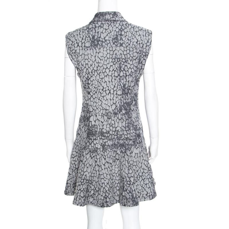 This sleeveless dress by McQ by Alexander McQueen evokes feminity and elegance in ample proportions. It is cut to a slim structure with a fluid bottom. The outfit comes with a classic collar and buttoned closure to the front. Team this with elegant