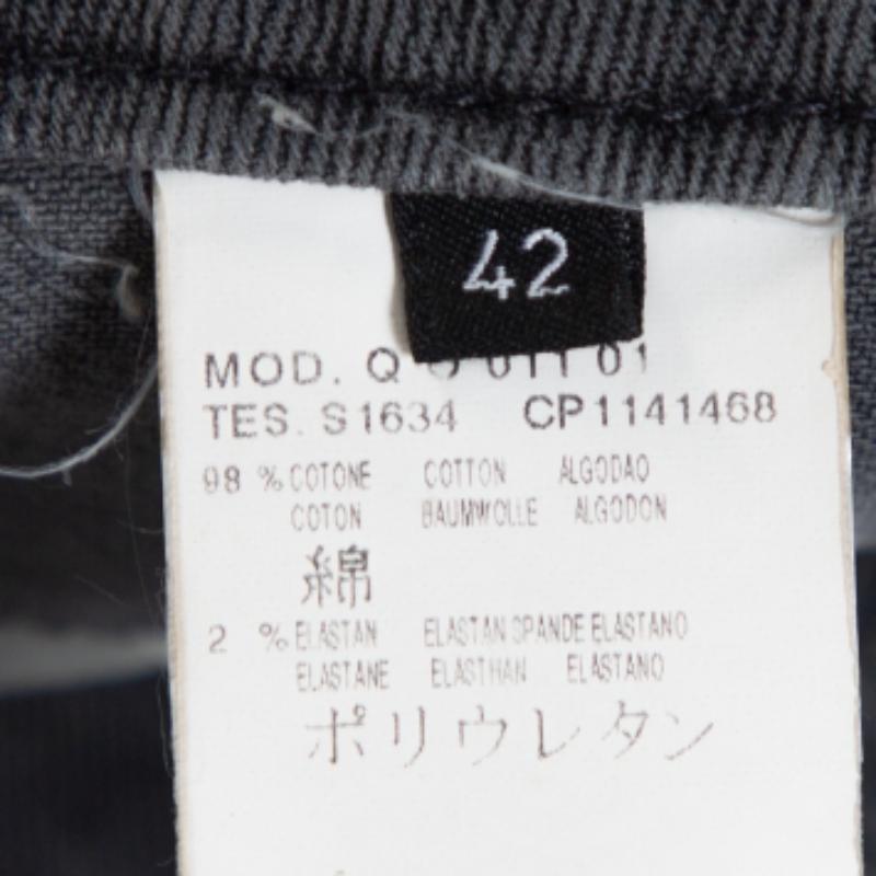 Estos encantadores pantalones cortos de McQ by Alexander McQueen no pueden faltar en tu armario. Este par gris está confeccionado en tejido vaquero y cuenta con cierre delantero y detalles recortados en la espalda. Combina la creación con una