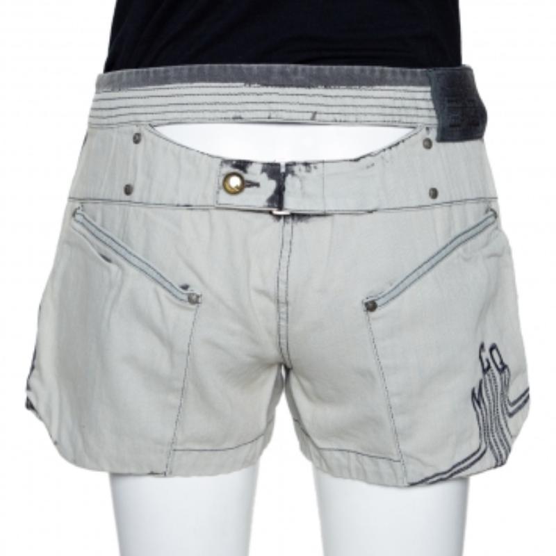 McQ by Alexander McQueen Pantalones cortos vaqueros grises con detalle de recorte en la espalda M en Bueno estado para la venta en Dubai, Al Qouz 2