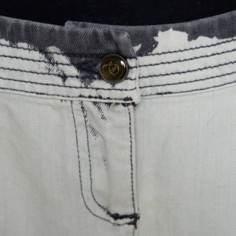 McQ by Alexander McQueen Pantalones cortos vaqueros grises con detalle de recorte en la espalda M en venta 1