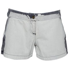 McQ by Alexander McQueen Pantalones cortos vaqueros grises con detalle de recorte en la espalda M
