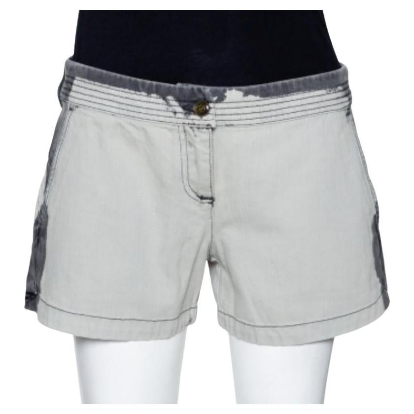 McQ by Alexander McQueen Pantalones cortos vaqueros grises con detalle de recorte en la espalda M en venta