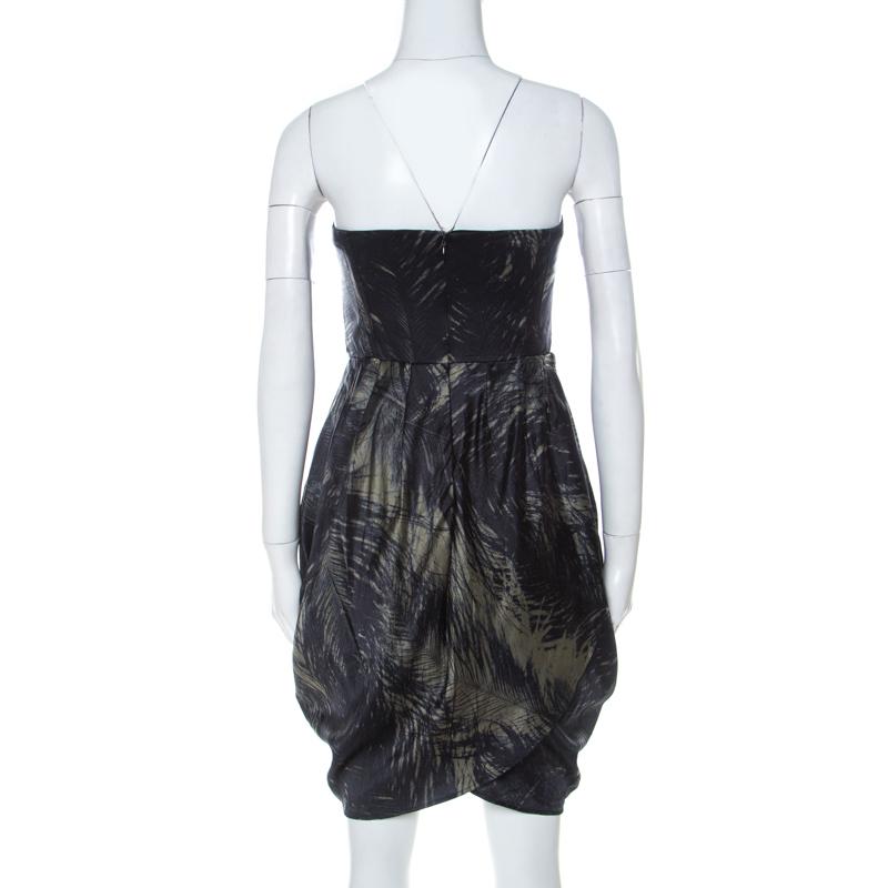 Here is a dress to redefine simplistic sophistication. Elegant from every angle, this dress comes covered in prints of feathers. From the McQ by Alexander McQueen collection of chic dresses, this one comes in a strapless design with a zipper at the