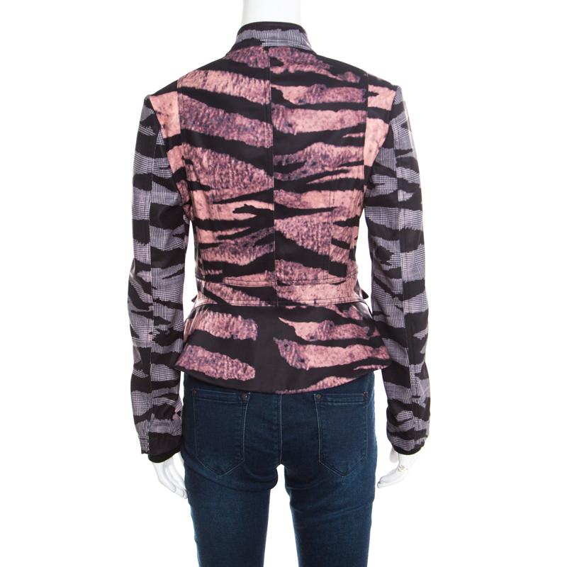 Contemporary, edgy and very stylish, this McQ by Alexander McQueen jacket deserves all your attention! This multicolour creation is made of a polyester blend and features a houndstooth and animal print all over it. It flaunts an angular peplum