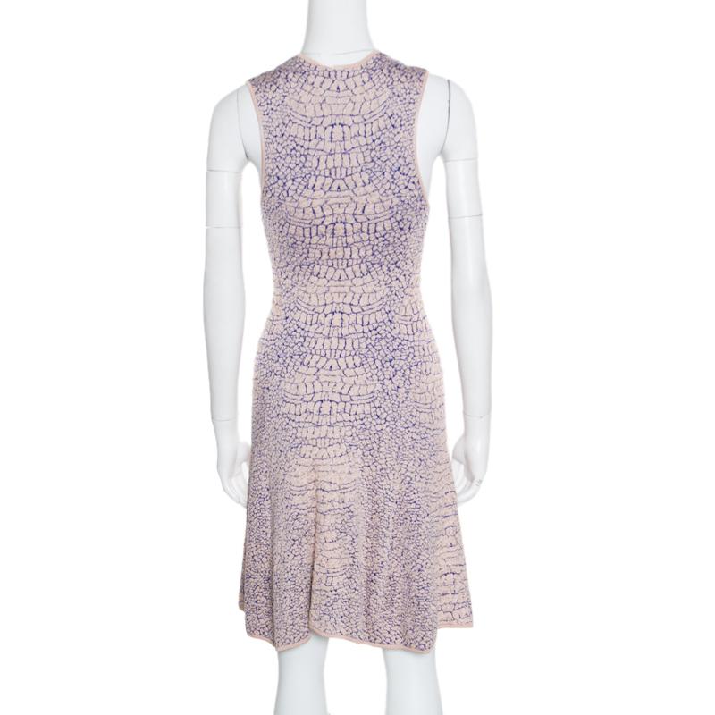 Gris McQ by Alexander McQueen - Robe en jacquard rose et bleu à motif de crocodile, coupe cintrée en vente