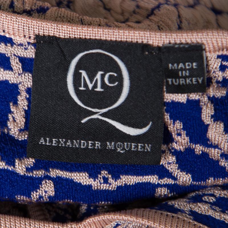 McQ by Alexander McQueen - Robe en jacquard rose et bleu à motif de crocodile, coupe cintrée en vente 1