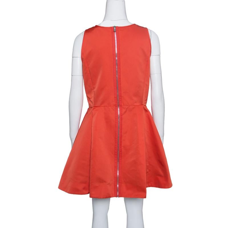 Youthful and chic, this lovely tank dress from McQ by Alexander McQueen is a pretty piece to wear for your evening adventures. Flaunting a classic red hue, its simple bodice steers attention to its voluminously flared bottom. Secured by a zip