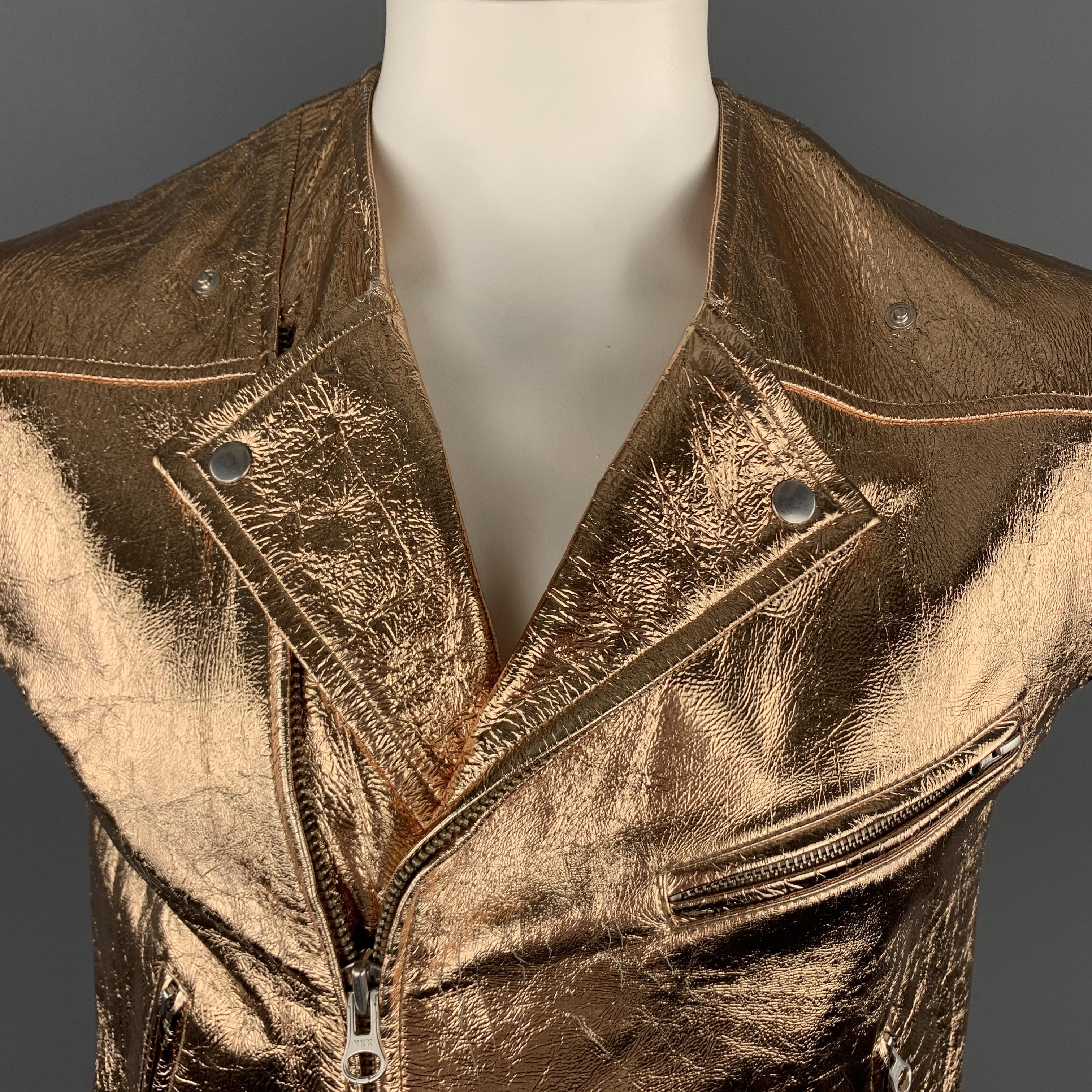 MCQ by ALEXANDER MCQUEEN biker vest comes in rose gold metallic foil textured leather with a collarless pointed snap lapel, slanted zip pockets, flap pocket, and side belts.

Excellent Pre-Owned Condition.
Marked: US 42

Measurements:

Shoulder:19