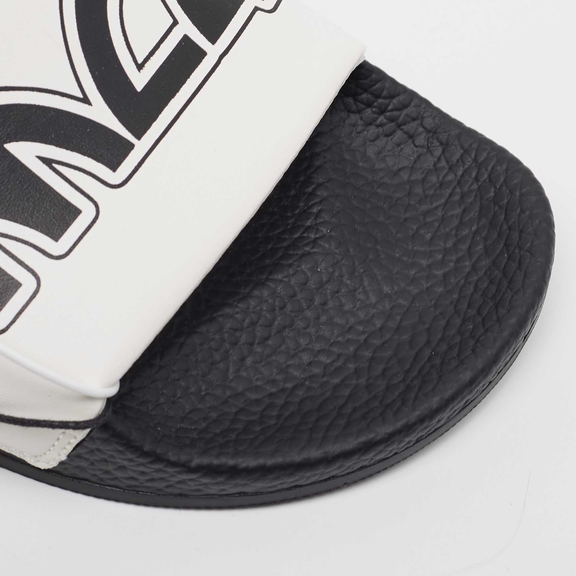 McQ by Alexander McQueen White Faux Leather Logo Pool Slides Size 40 In Excellent Condition For Sale In Dubai, Al Qouz 2