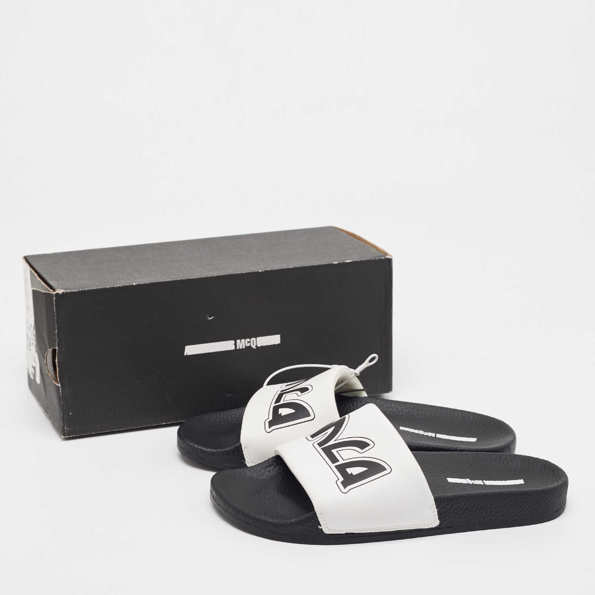 McQ by Alexander McQueen White Faux Leather Logo Pool Slides Size 40 For Sale 2