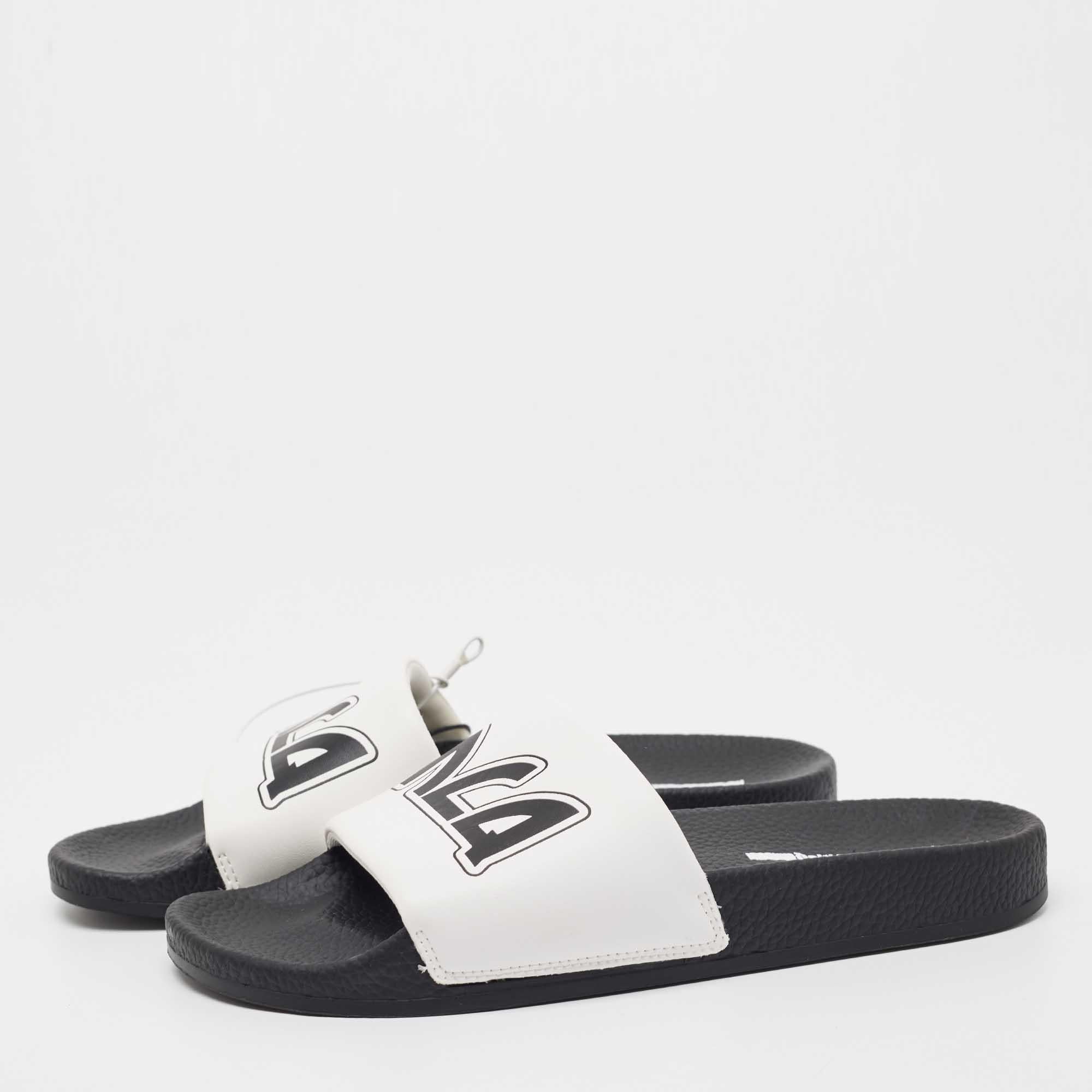 McQ by Alexander McQueen White Faux Leather Logo Pool Slides Size 40 For Sale 3