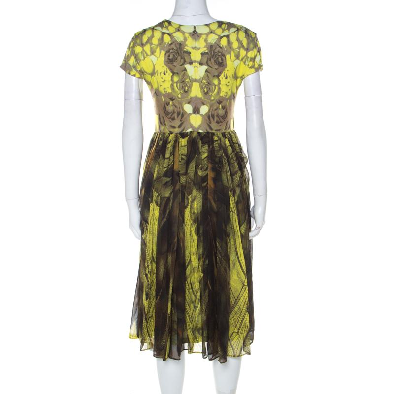 Choose this outfit from McQ by Alexander McQueen for an upcoming occasion and have heads turn in your direction. Simple and feminine, you cannot go wrong with this dress. The creation features cap sleeves, digital prints and a pleated