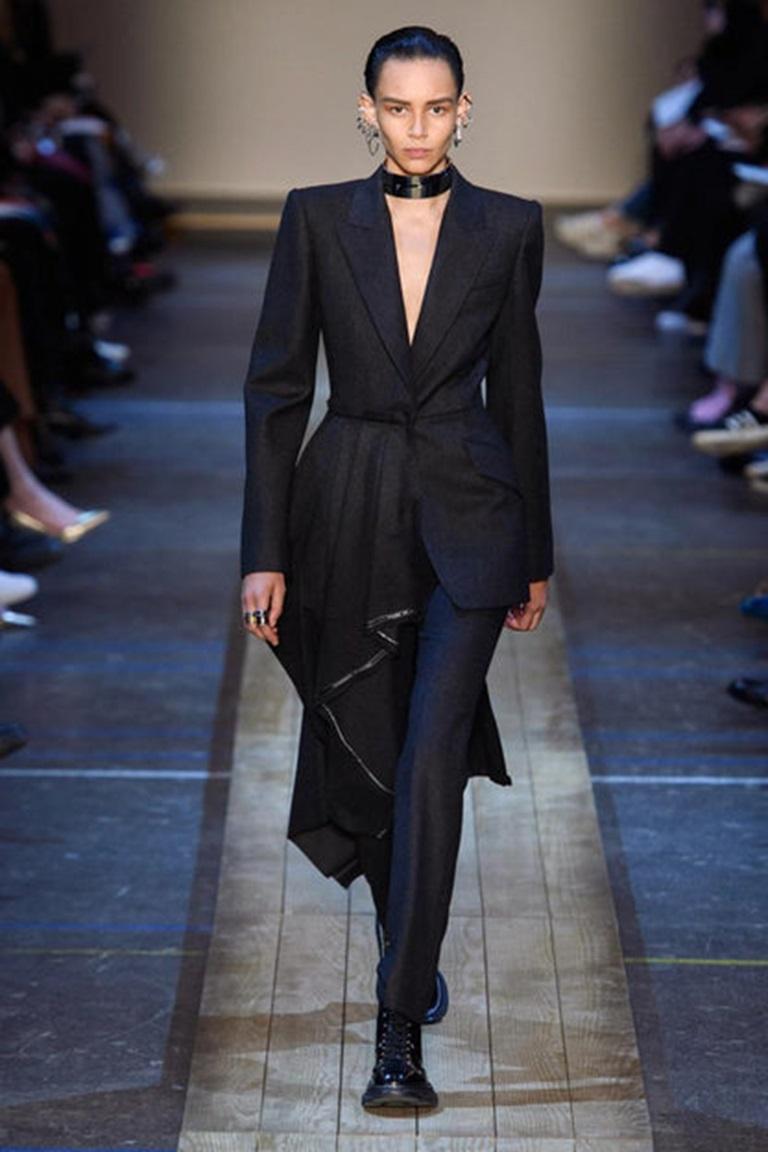 McQueen - (Made in Italy) Blended wool asymmetrical coat. Size 38FR indicated. 2019 Fall-Winter Collection, under the artistic direction of Sarah Burton.

Additional information:
Condition: Very good condition
Dimensions: Shoulder width: 39 cm -