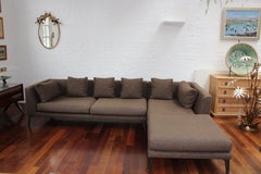 Sofá McQueen con grupo de esquinas de Matthew Hilton para De La Espada (2014)