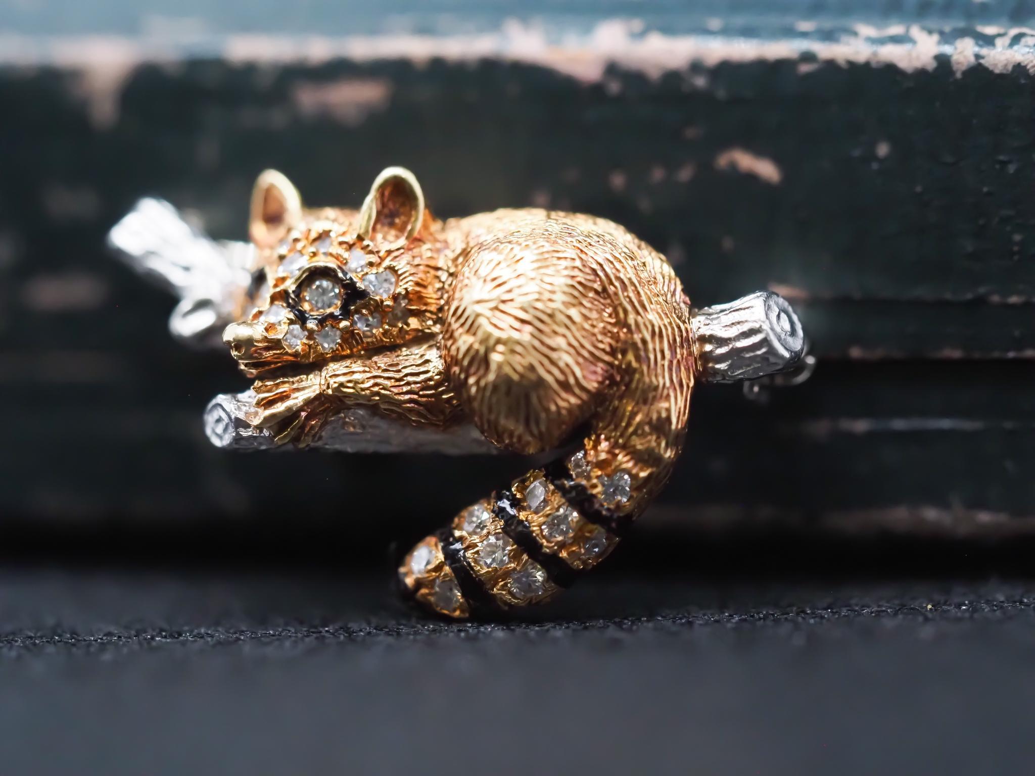 Item Details:
Metal Type: 18K Yellow Gold and Platinum [Hallmarked, and Tested]
Weight: 6.9 grams

Diamond Details: .25ct total weight, D-E Color, VS Clarity, Round Brilliant, Natural Diamonds.

Pin Measurements:
Measurement: 1.20 inches left to