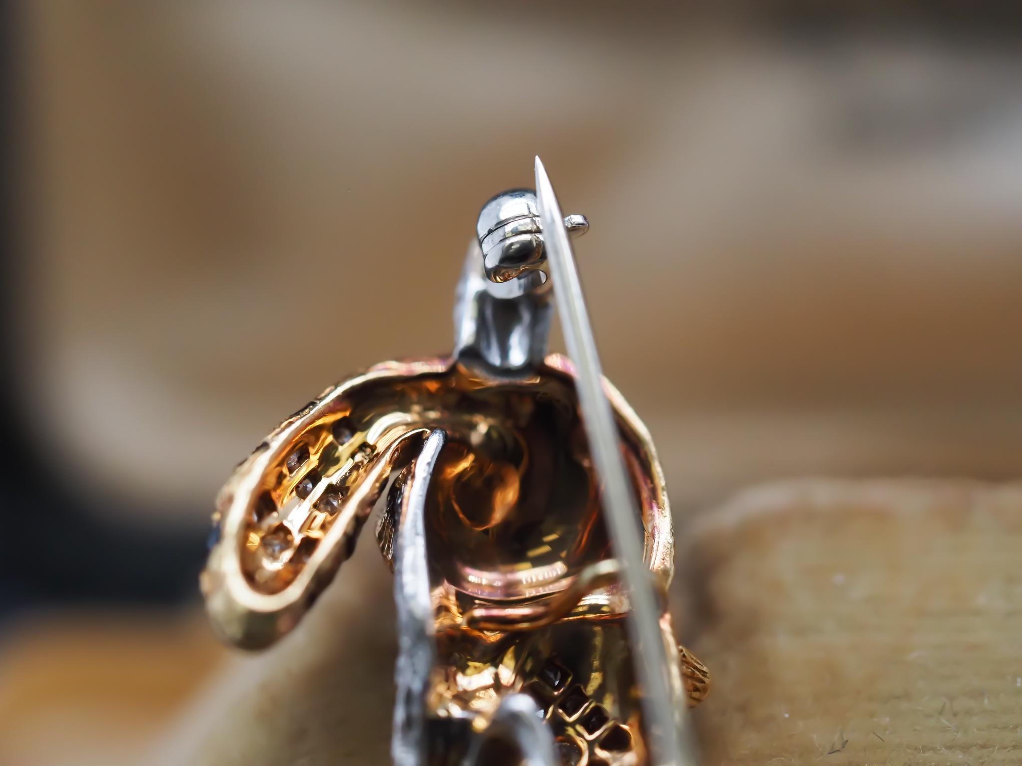 McTeigue & Co Raccoon Pin Pendant Platinum and 18K gold with Diamonds circa 1950 For Sale 1