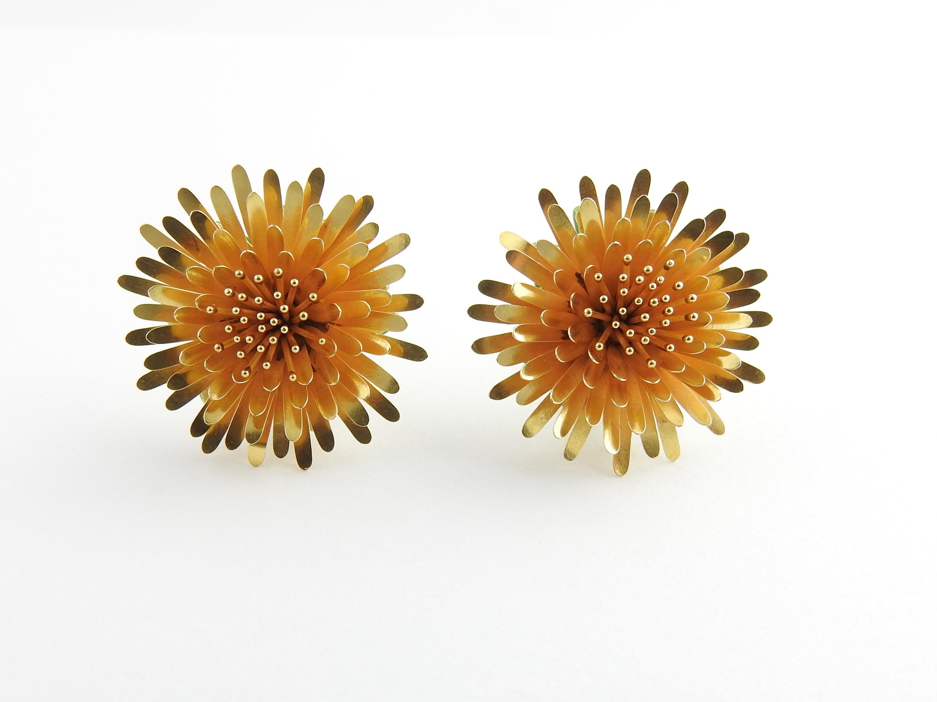 McTeigue & McClelland 18K Yellow Gold Dandelion Earrings

These vintage earrings are approx. 25mm in diameter  McII Medium size  and 10mm thick

Stamped 750 McII

16.3 g / 10.5 dwt

Omega backs - clip on earrings

The back has a green enamel foliate