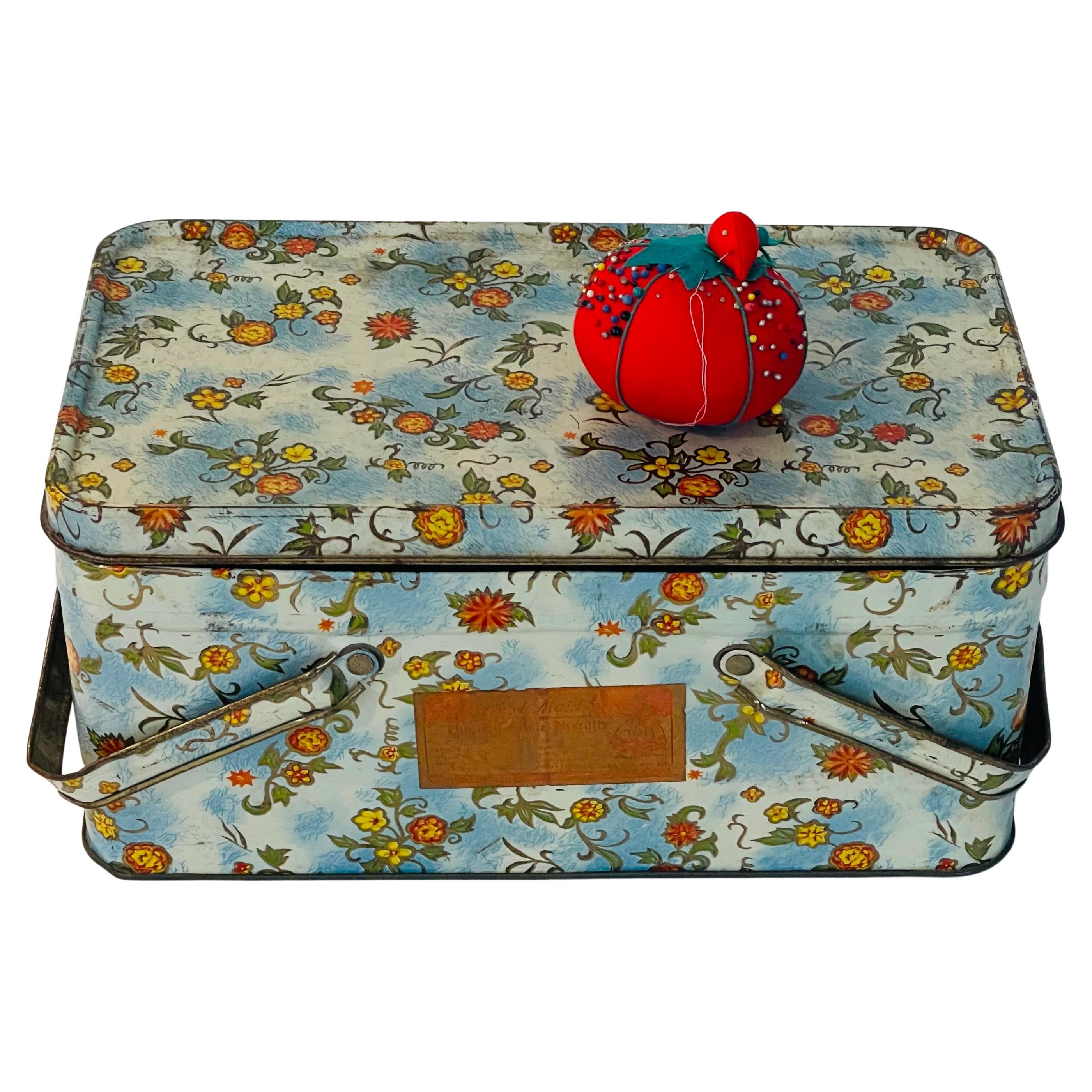 Md 20 th c Tin Sewing Box mit Zubehör im Angebot