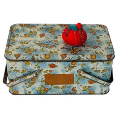 A.I.C. Boîte à couture en fer blanc avec accessoires