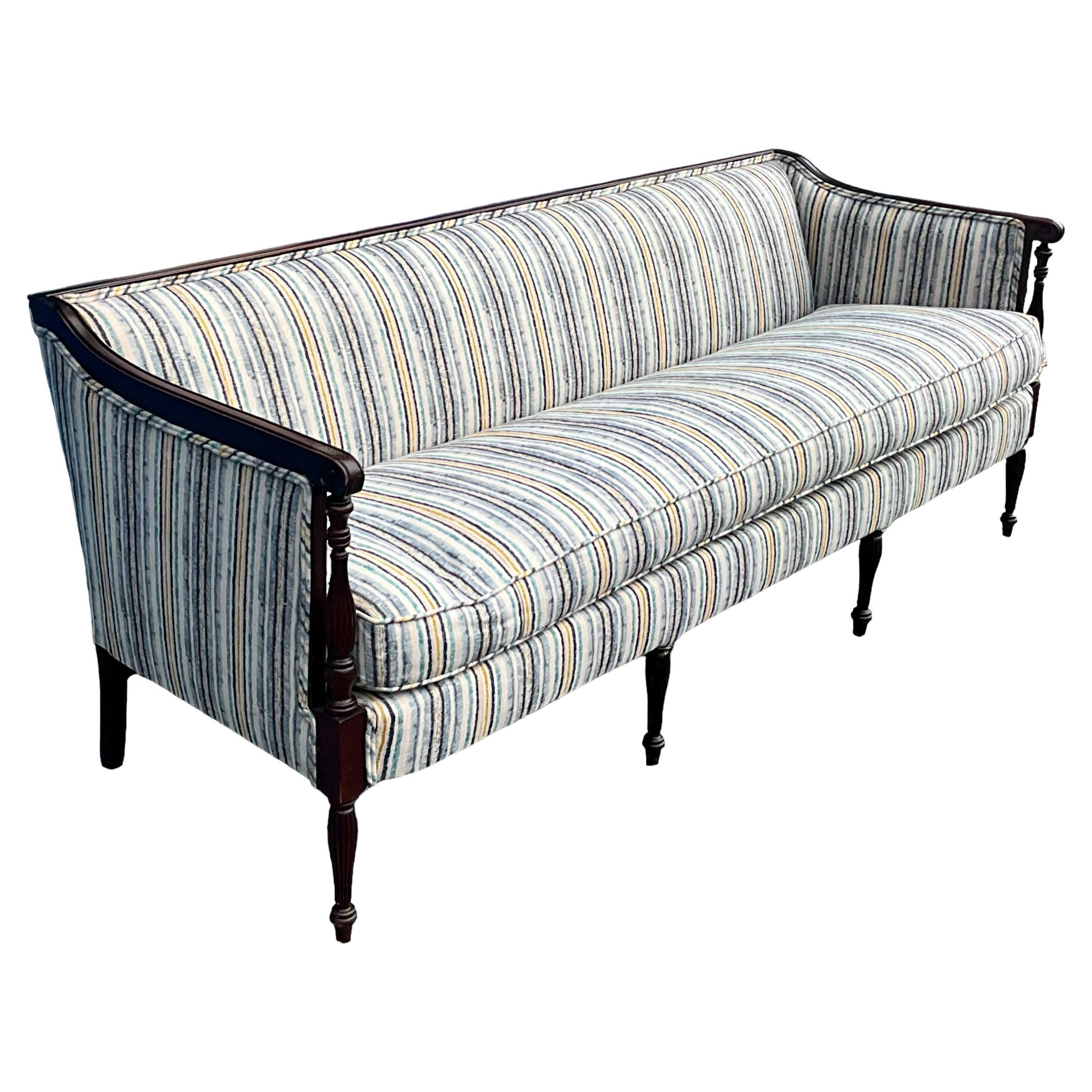 Dies ist ein Vintage Federal oder Sheraton-Stil geschnitzt Mahagoni-Sofa zugeschrieben Hickory White Furniture. Beachten Sie die konisch zulaufenden Beine und Armstützen.   Die Polsterung besteht aus einem Baumwoll-Leinen-Gemisch mit einem dicken