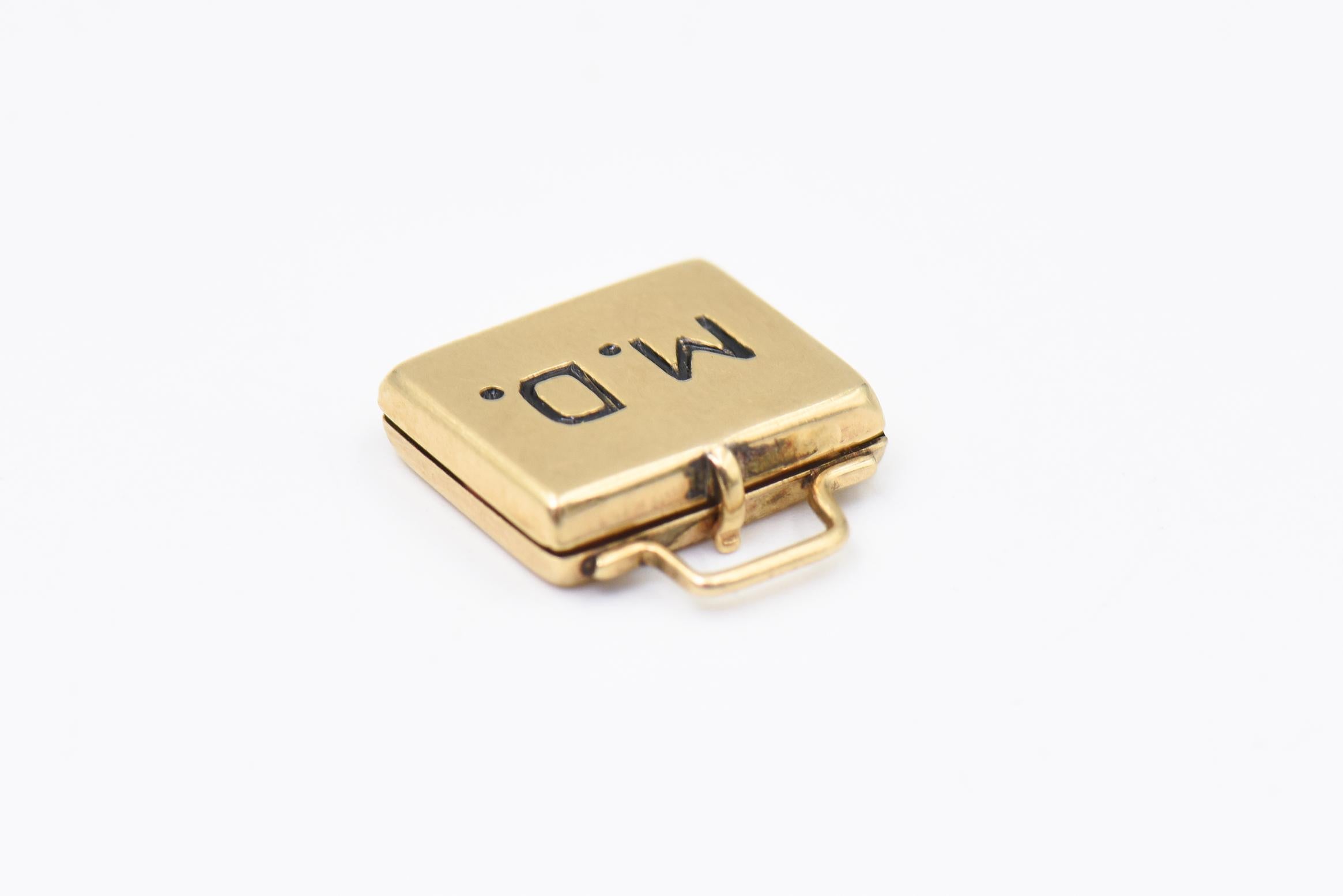 Ciondolo Charm MD Doctor Briefcase con smalto Baby Person all'interno in oro giallo 14k in vendita 6