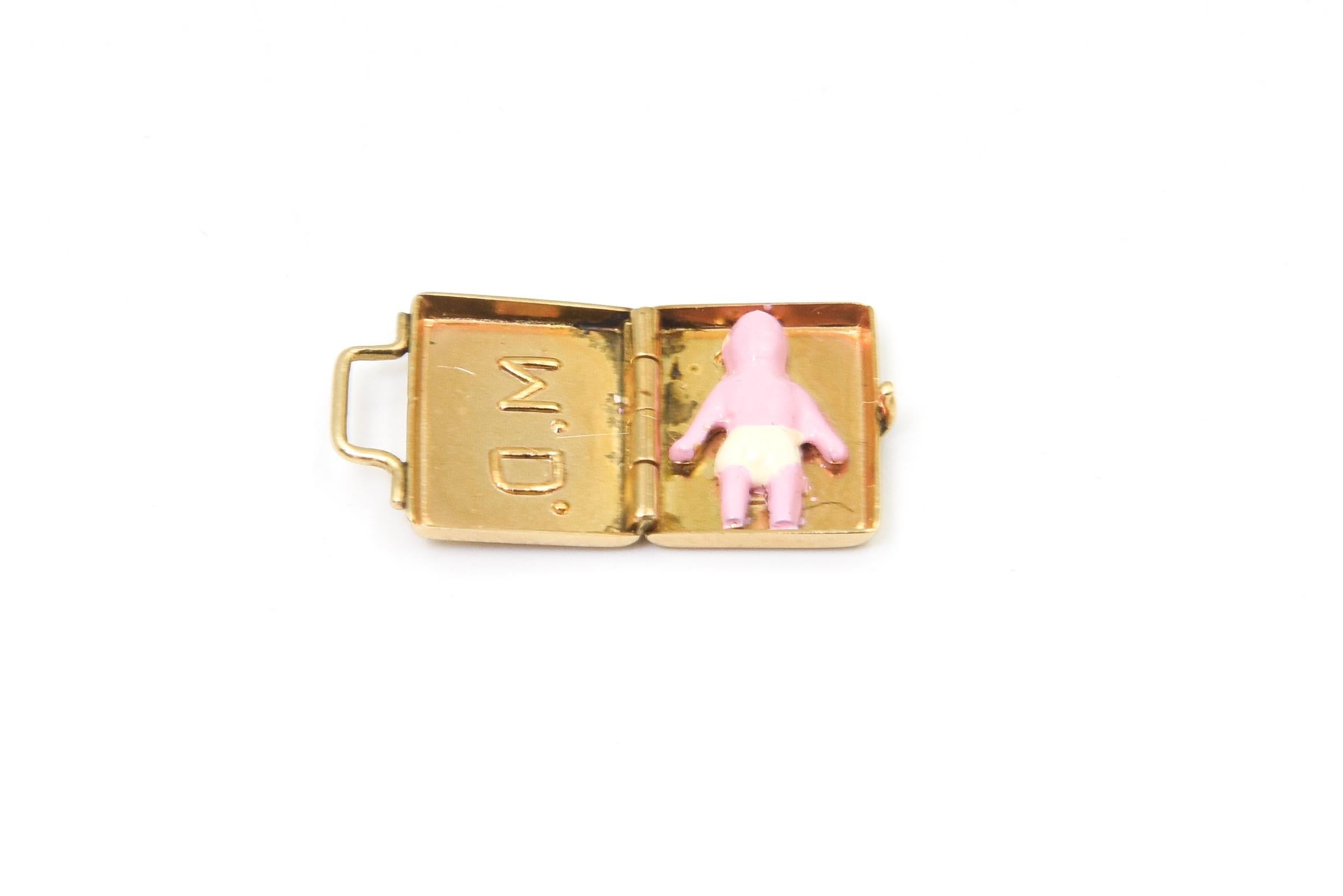 Uomo Ciondolo Charm MD Doctor Briefcase con smalto Baby Person all'interno in oro giallo 14k in vendita