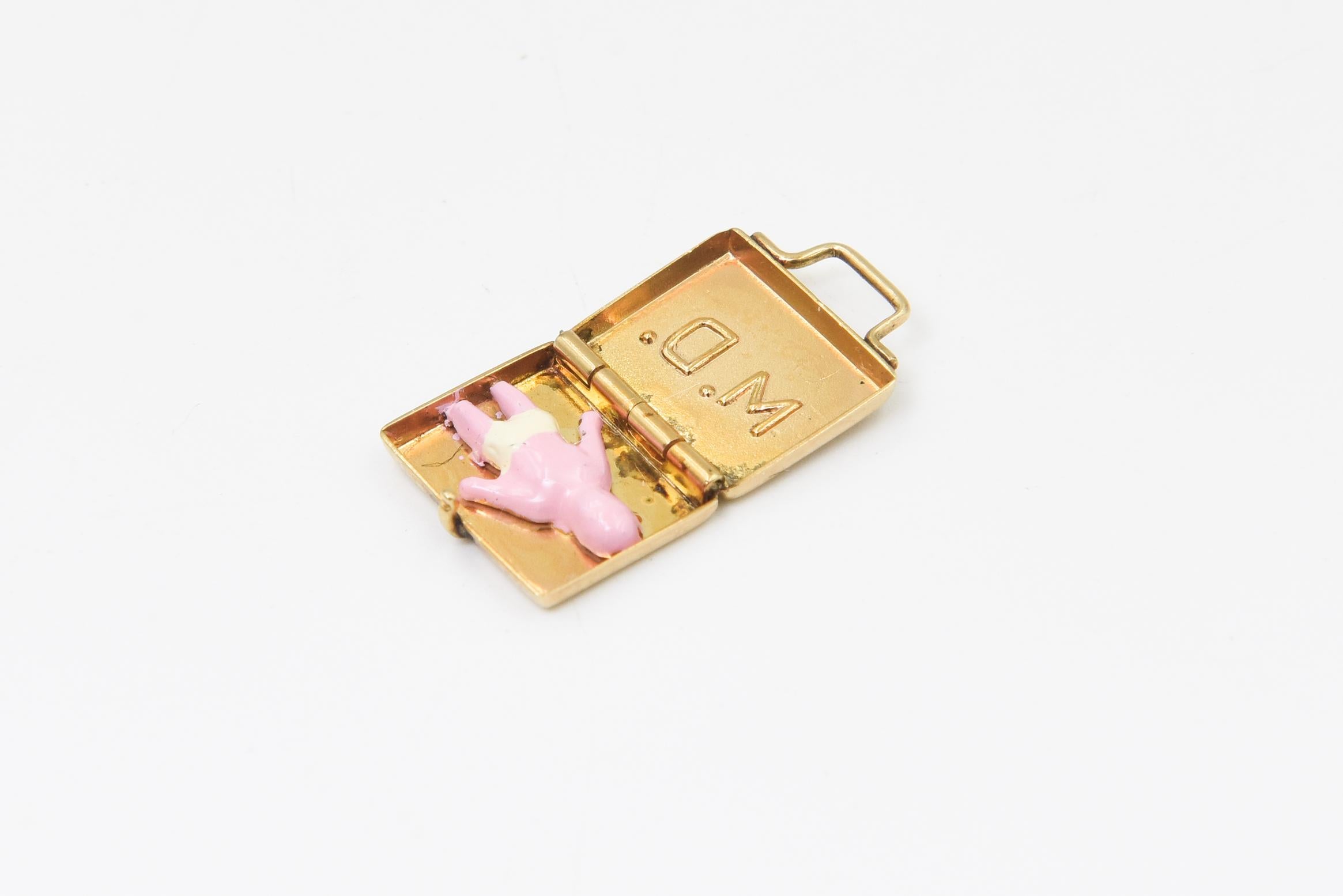 Ciondolo Charm MD Doctor Briefcase con smalto Baby Person all'interno in oro giallo 14k in vendita 1
