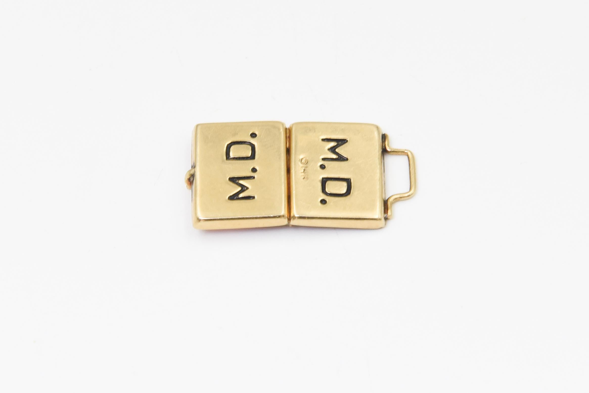 Ciondolo Charm MD Doctor Briefcase con smalto Baby Person all'interno in oro giallo 14k in vendita 2