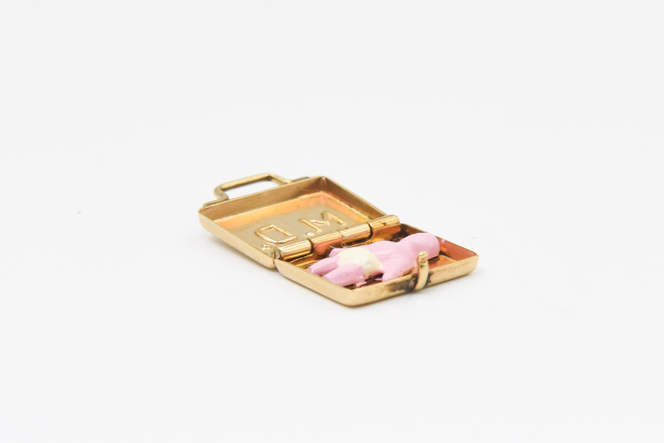 Ciondolo Charm MD Doctor Briefcase con smalto Baby Person all'interno in oro giallo 14k in vendita 3