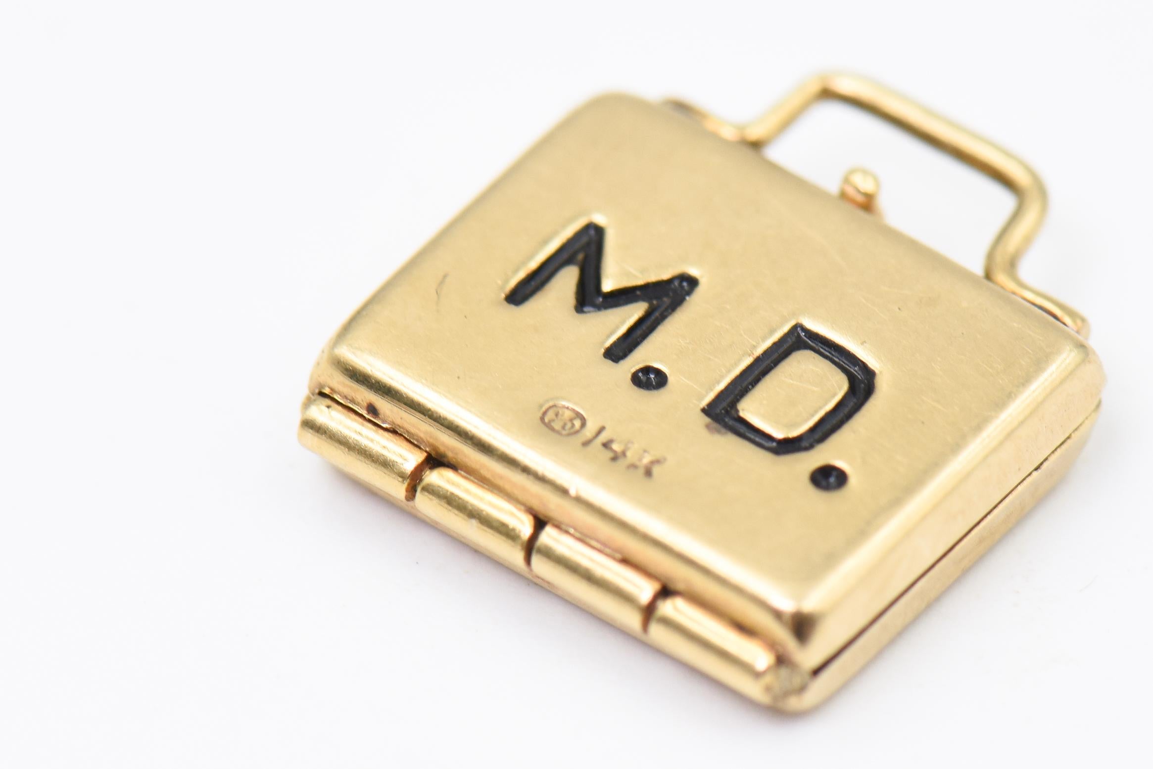 Ciondolo Charm MD Doctor Briefcase con smalto Baby Person all'interno in oro giallo 14k in vendita 5
