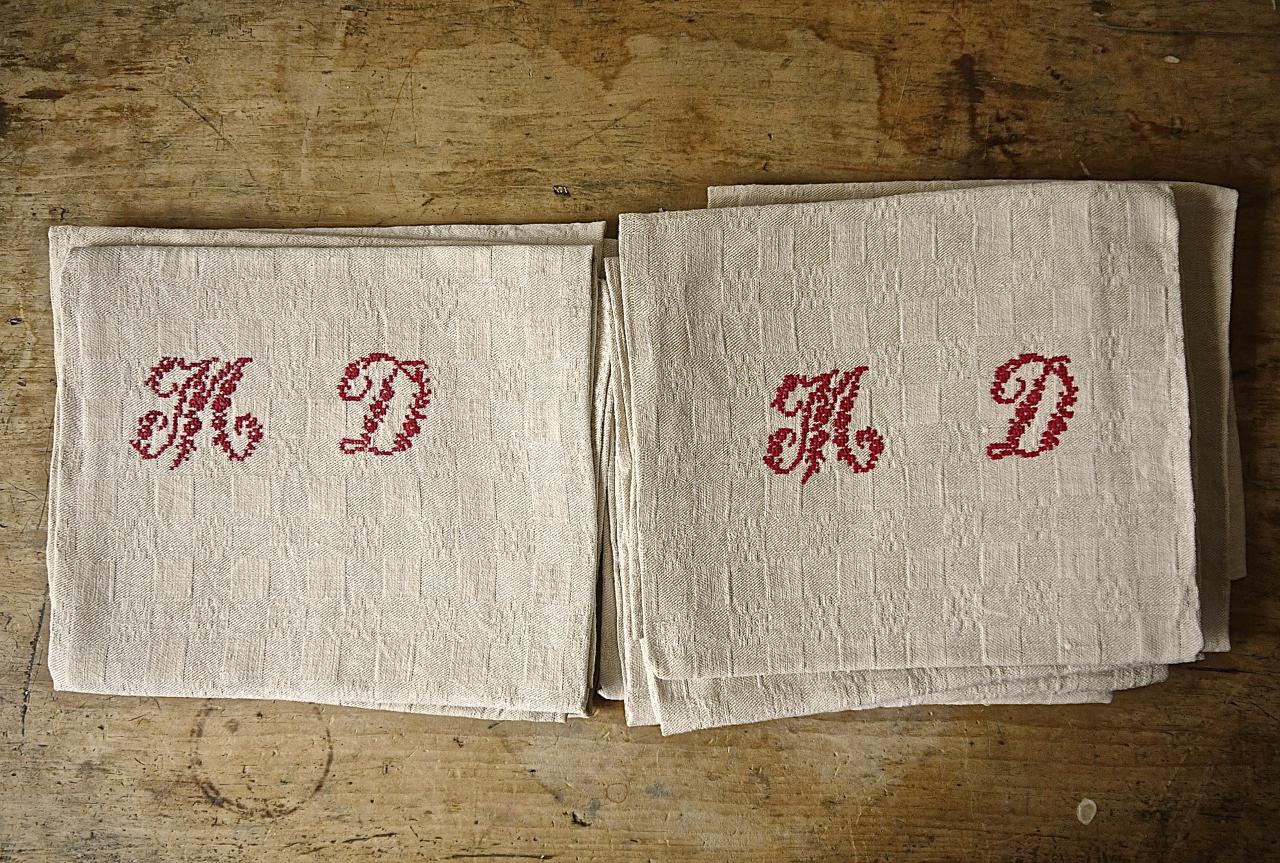 French Provincial MD Monogrammed Set of 10 Linen Napkins French Vintage For Sale