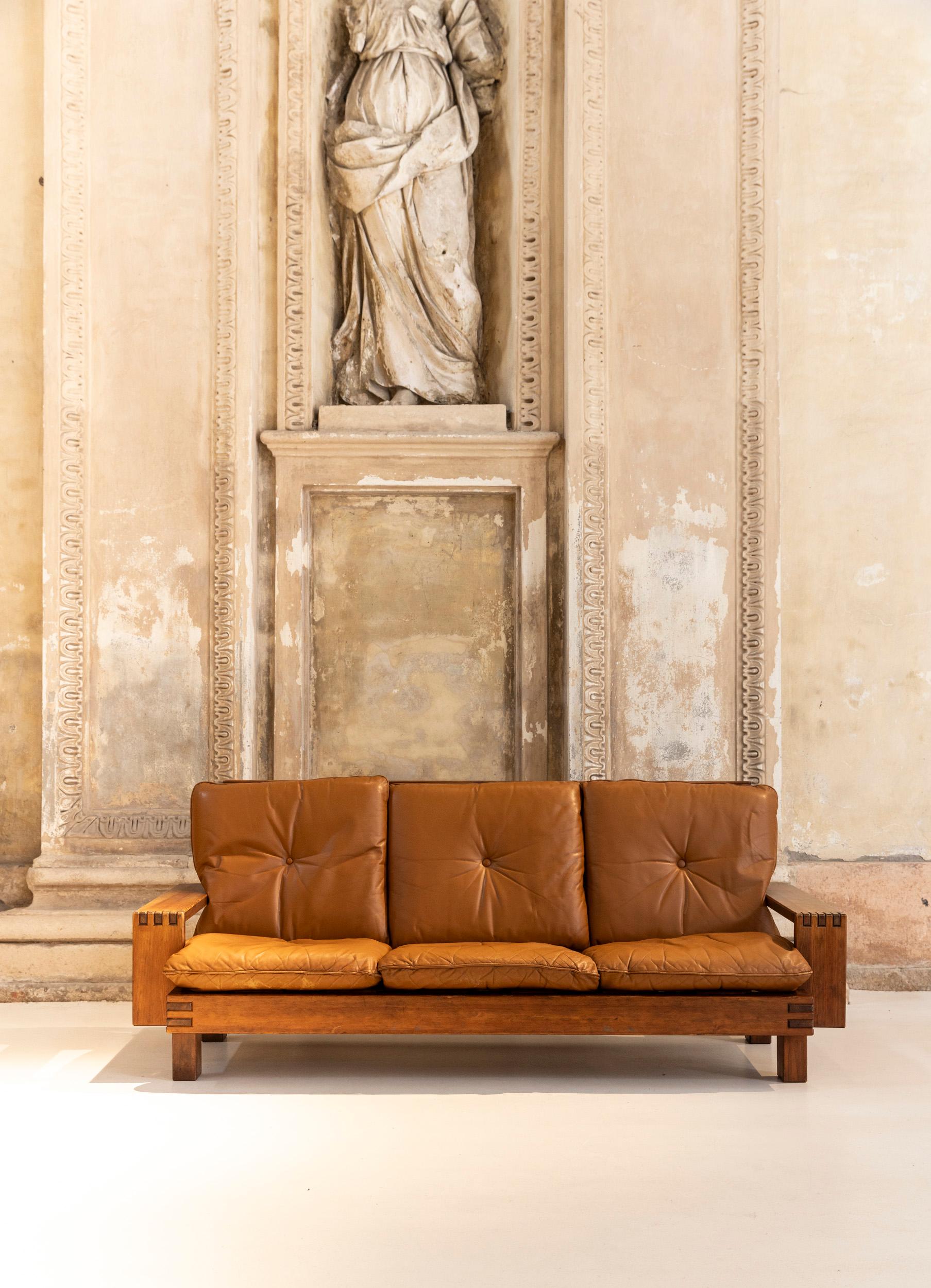 Ikonisches Holzsofa von Giuseppe Rivadossi für Officina Rivadossi. 
Leder gepolstert.
Das Sofa zeigt das hohe Niveau der Handwerkskunst, für die Giuseppe Rivadossi bekannt ist.