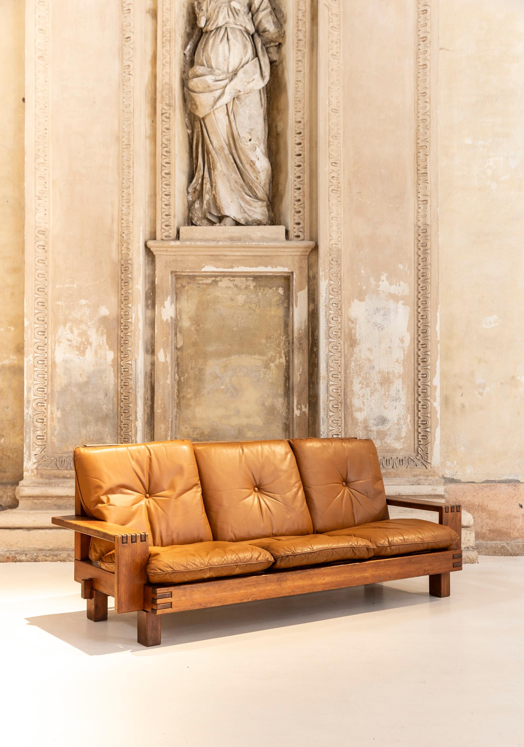 Sofa aus Nussbaumholz aus dem Md-Century von Giuseppe Rivadossi für Officina Rivadossi  (Moderne der Mitte des Jahrhunderts) im Angebot