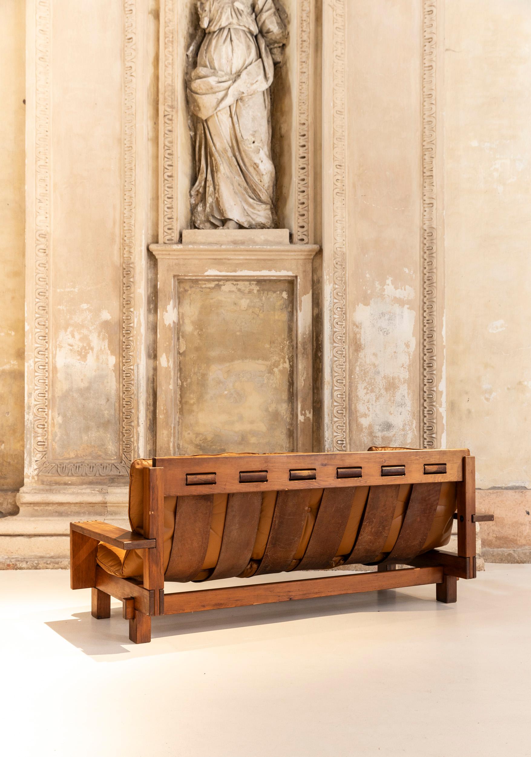 Sofa aus Nussbaumholz aus dem Md-Century von Giuseppe Rivadossi für Officina Rivadossi  (Italienisch) im Angebot