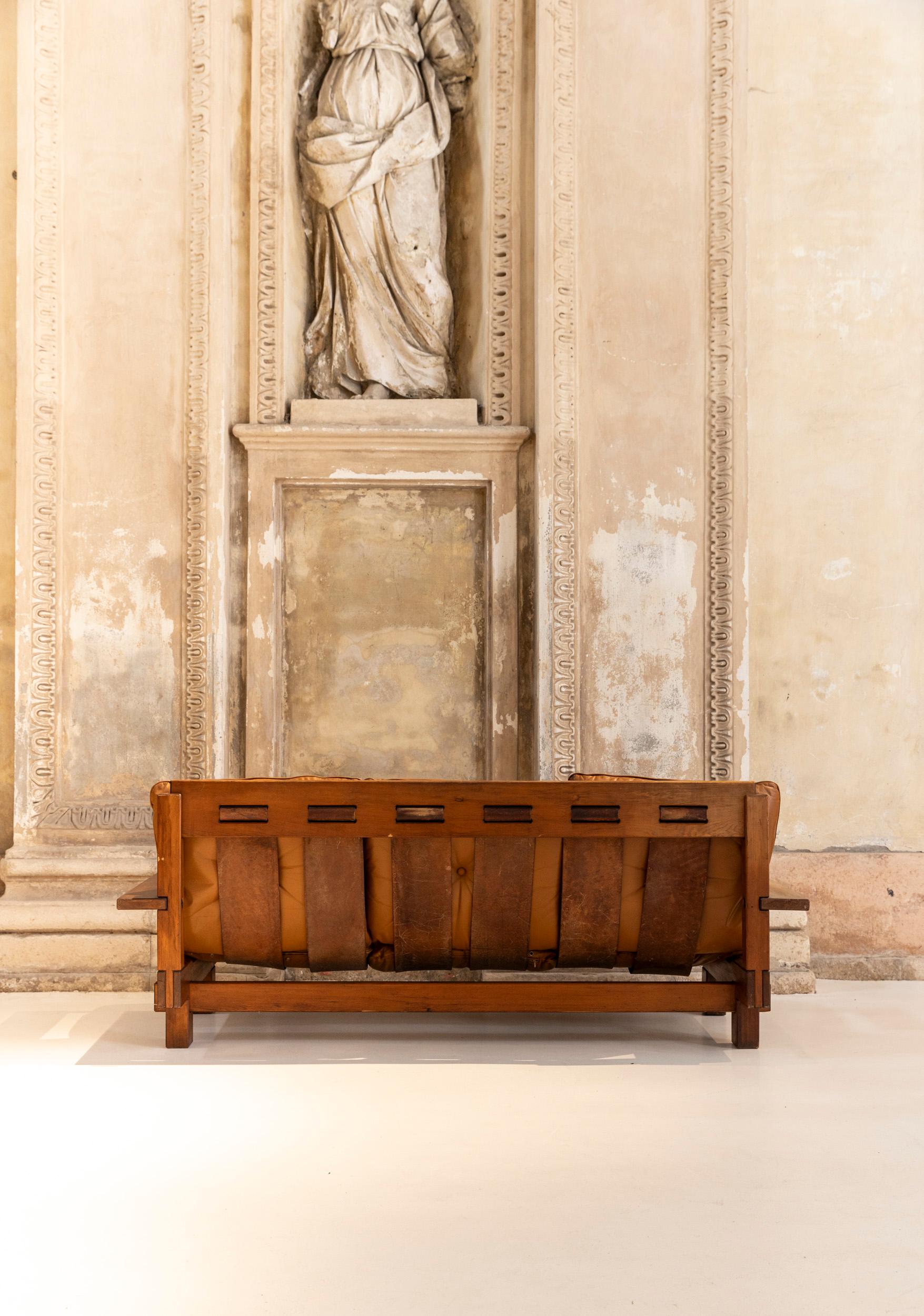Mdcentury walnut sofa by Giuseppe Rivadossi for Officina Rivadossi  In Excellent Condition For Sale In Piacenza, Italy