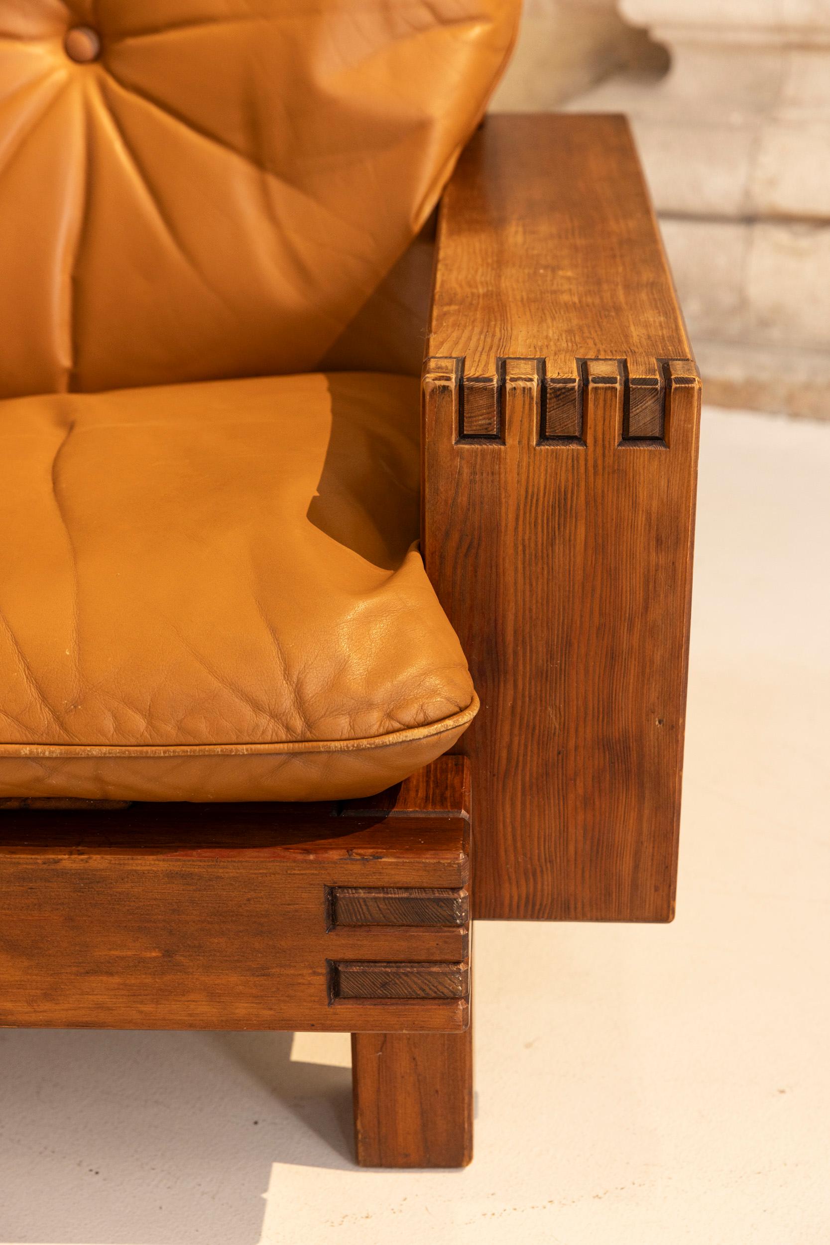 Sofa aus Nussbaumholz aus dem Md-Century von Giuseppe Rivadossi für Officina Rivadossi  (Holz) im Angebot