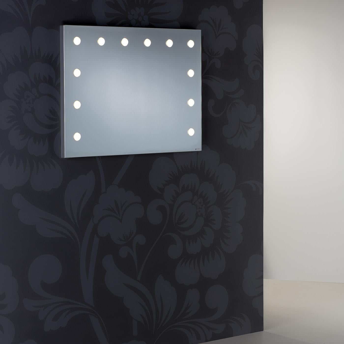 A captivating mix of glamor, innovation, and Italian design, this backstage-style mirror from the MDE series is distinguished for its extra-slim profile. The 4cm-thick silver anodized aluminum frame is embellished with 12 high-refraction opalescent