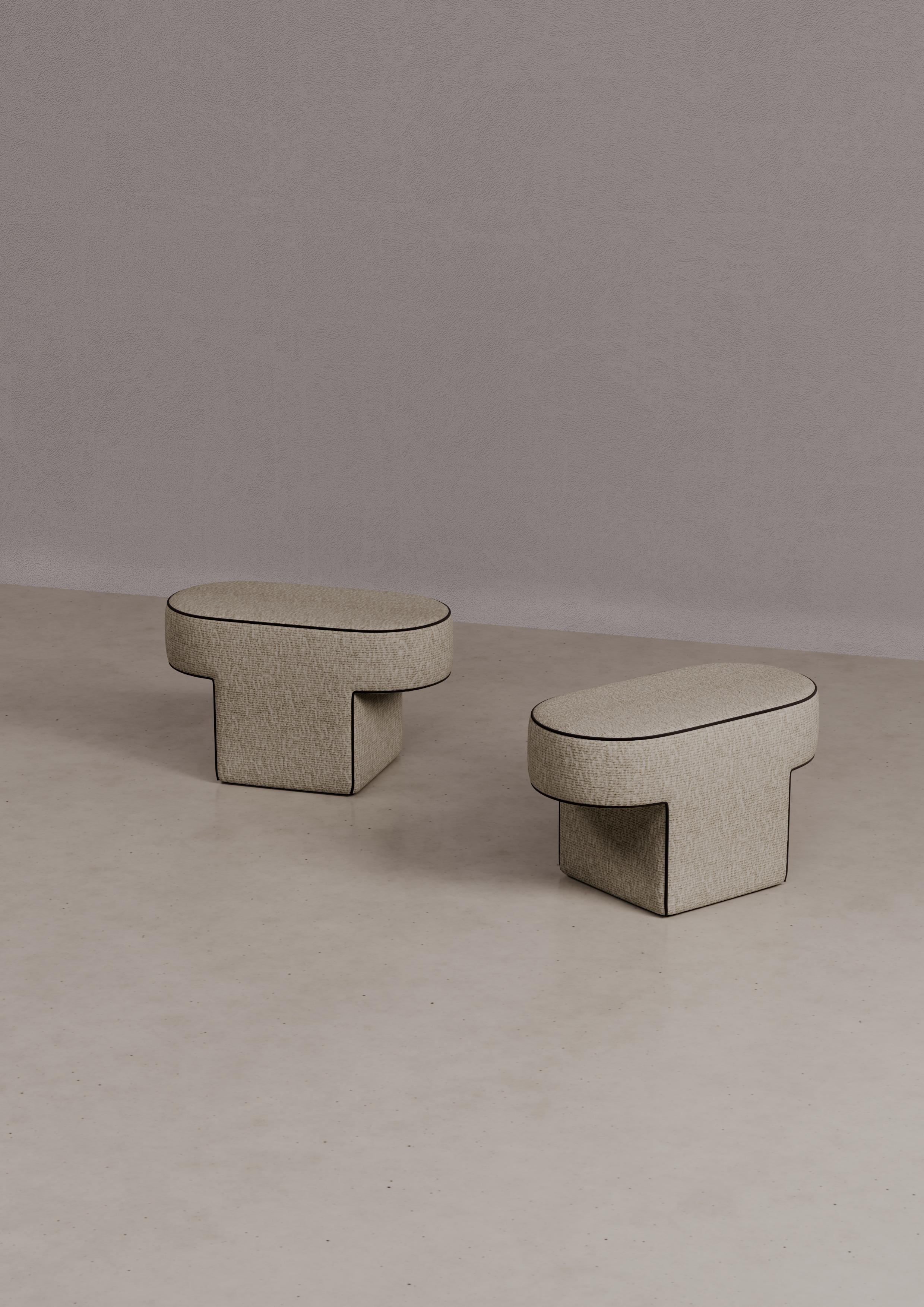 Pouf Bitta en MDF et tapissé par Dainelli Studio Atelier
Dimensions : L 70 x D 36 x H 40 cm
Matériaux : Structure en MDF, rembourrée et revêtue de tissu ou de cuir.

Pouf avec une structure en MDF, rembourré et tapissé en tissu ou en cuir, avec un