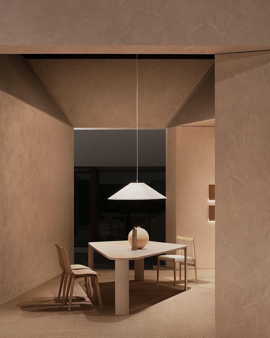 The tables in the Bonnet family interpret the theme of soft, rational forms with architectural elan, introducing a touch of femininity into the MDF Italia collection that invites unprecedented social experiences.

The legs, which resemble smoothed